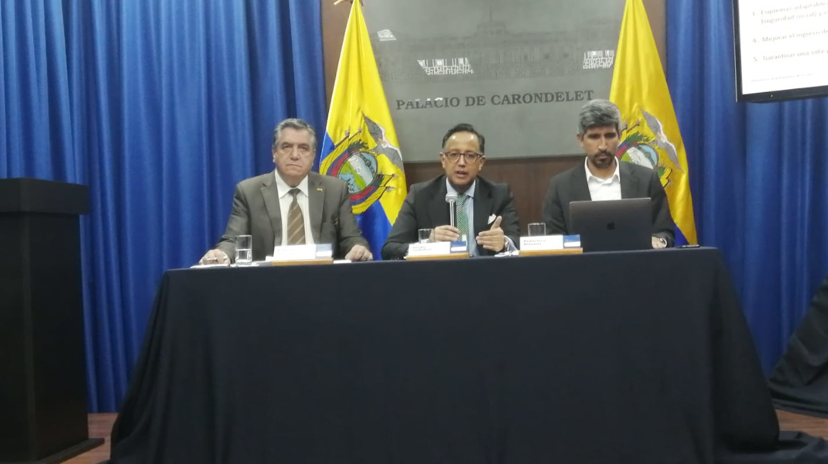 Rueda de prensa del ministro de Trabajo (i), Patricio Donoso; Diego Ordónez, delegado del Ejecutivo para los diálogos con los trabajadores (c); y Francisco Briones, secretario General de Gabinete, el 16 de marzo de 2022.