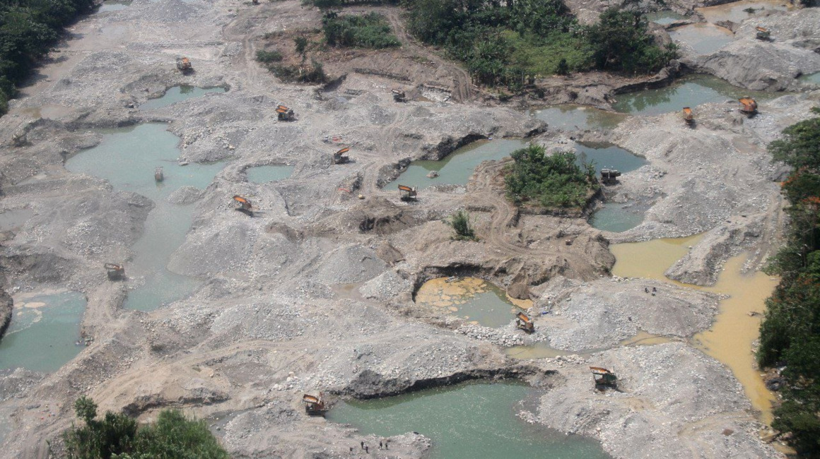 Una vista panorámica de la minería ilegal en la comunidad Yutzupino, en Napo, en febrero de 2022.