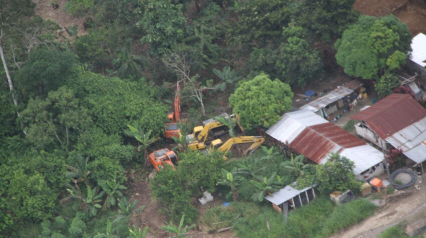 Personal de Fuerzas Aramdas y de la Policía durante el decomiso de maquinaria escondida en los alrededores de la comunidad Yutzupino, en Napo, el 18 de febrero de 2022.