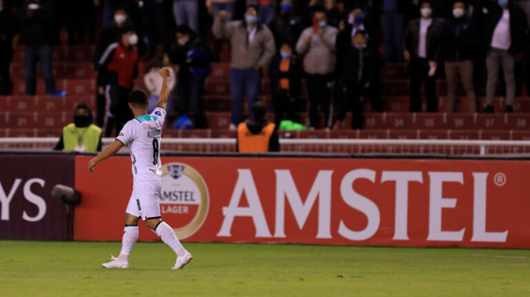 Alexander Alvarado celebra con el puño arriba y la mirada hacia los hinchas de Liga, su gol ante Mushuc Runa por la Copa Sudamericana, el 16 de marzo de 2022.