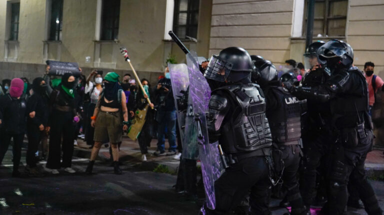Momento en que la Policía impide el paso de la marcha feminista, del 8 de marzo de 2022, en el centro histórico de Quito. Colectivos denunciaron exceso policial.