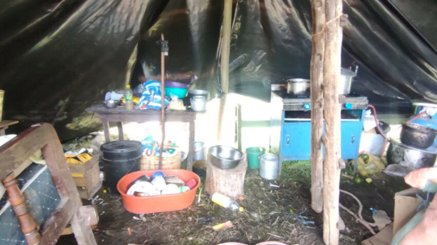 Habitantes de las comunas de Cotopaxi permanecen en carpas luego de perder sus casas por el invierno, el 16 de marzo de 2022.