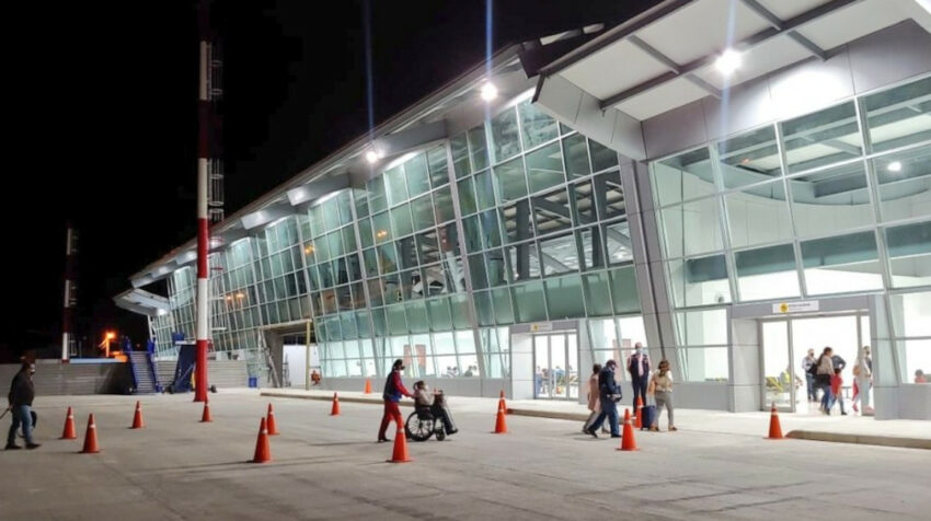 Pasajeros en el Aeropuerto Internacional Gral. Eloy Alfaro, en Manta, en febrero de 2021.