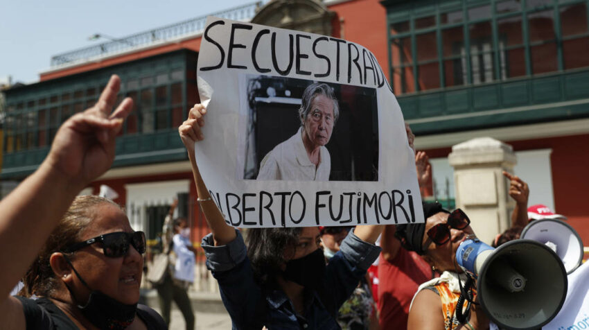 Simpatizantes del expresidente Alberto Fujimori se manifiestaron frente al Tribunal Constitucional en Lima (Perú), 17 de marzo de 2022