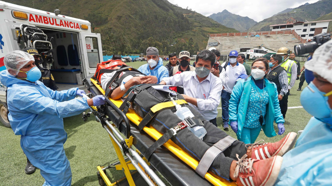 El presidente Pedro Castillo junto a uno de los rescatados del deslizamiento en Pataz, Perú, el 16 de marzo de 2022. Desde allí confirmó al primero de los cuatro fallecidos.