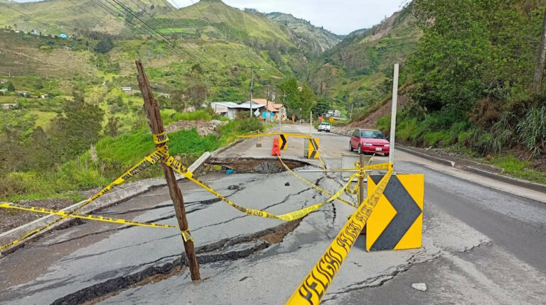 Imagen del 17 de marzo de 2022, en el kilómetro 39 de la Cuenca-Girón-Pasaje, donde se reactivaron las fallas geológicas por un socavón, pese a que las mejoras concluyeron en febrero.