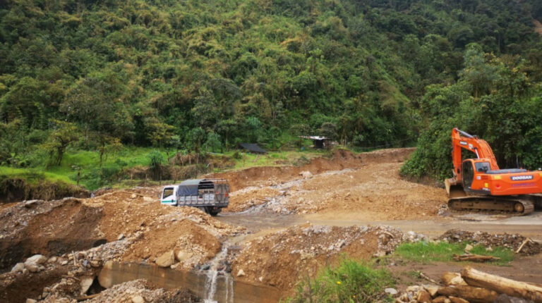 La vía Latacunga-La Maná registra nuevos deslizamientos de tierra, en el kilómetro 91, el 17 de marzo de 2022.