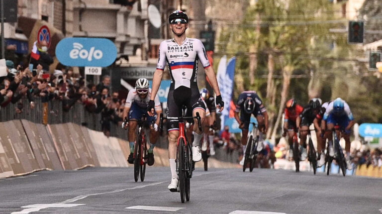 Matej Mohoric, en la meta de la clásica Milán-San Remo, el 19 de marzo de 2022.