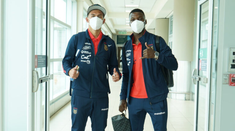 Jeremy Sarmiento y Moisés Caicedo, antes del viaje de la selección ecuatoriana a Paraguay, el 20 de marzo de 2022.