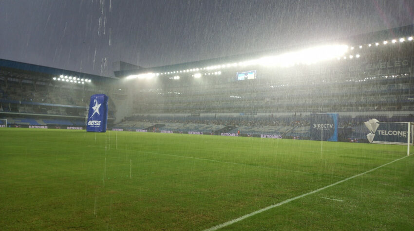 Imagen de la cancha del estadio George Capwell con una incesante lluvia que no permite el inicio del partido de la Fecha 5.