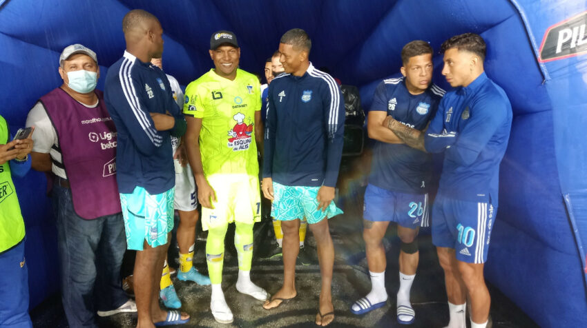 Los jugadores de Emelec y Delfín a la espera del inicio del partido tras la intensa lluvia en Guayaquil.