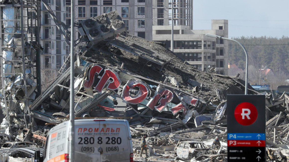 Vista general del centro comercial de Kiev, en Ucrania, que fue bombardeado por tropas rusas, el 21 de marzo de 2022.
