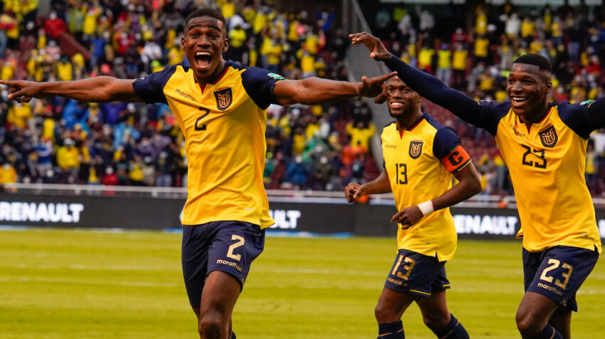 Los futbolistas ecuatorianos festejan un gol por Eliminatorias, en Quito, el 27 de enero de 2022.