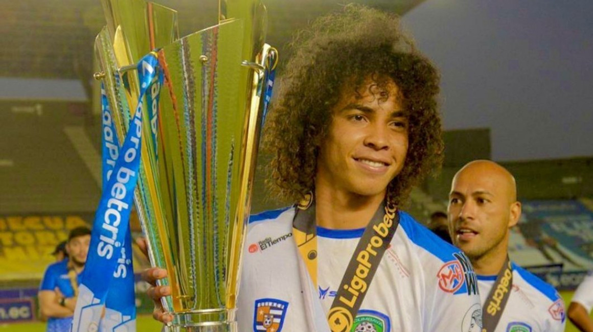 El defensa ecuatoriano, Andy Velasco, con la copa de campeón de la Serie B 2021.
