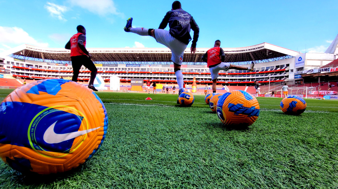 Balones de la LigaPro durante un calentamiento de Liga de Quito, en el Estadio Rodrigo Paz Delgado, el 19 de febrero de 2022.