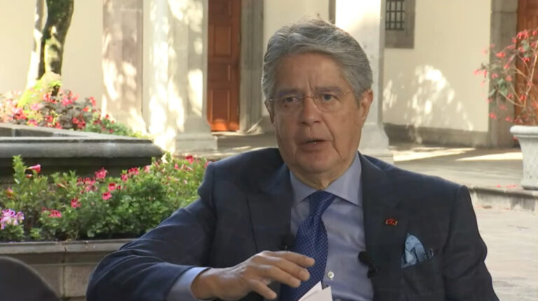 El presidente Guillermo Lasso durante su entrevista desde el Palacio de Carondelet, el 22 de marzo de 2022. Allí se refirió a la demanda de los hermanos Isaías.