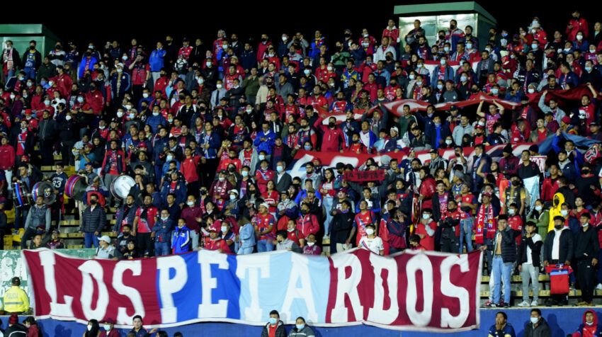 Hinchas de El Nacional, durante el partido ante Olmedo, en el estadio Olímpico Atahualpa, el 22 de marzo de 2022.