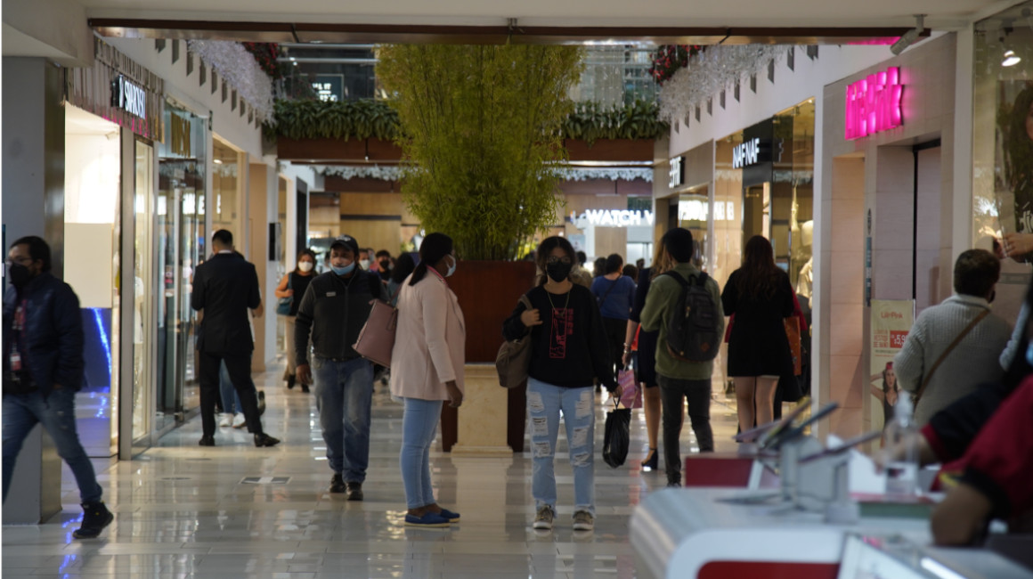 Personas en un centro comercial en Quito, en diciembre de 2021.