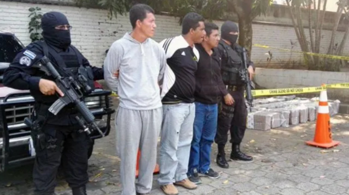 Imagen del arresto de tres ecuatorianos en El Salvador, acusados de narcotráfico, en 2016.