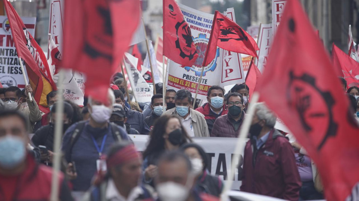 Las centrales sindicales marchan en protesta contra el proyecto de ley de inversiones, el 23 de marzo de 2022.