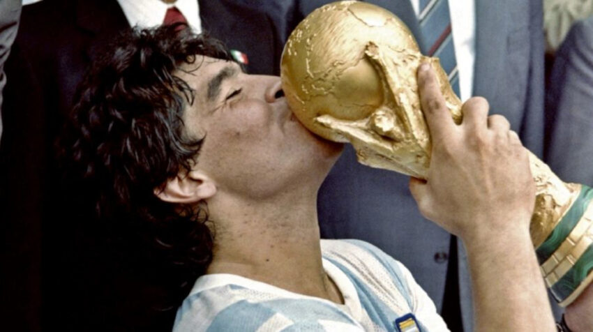 Diego Maradona, besando el trofeo de la Copa Mundial de la FIFA tras consagrarse campeón en México 1986.