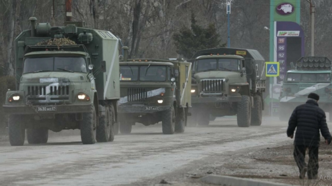 Vehículos militares del Ejército ruso circulan por una calle, después de que el presidente Vladimir Putin autorizara una operación militar en la ciudad de Armyansk, Crimea, el 24 de febrero de 2022. Hoy se cumple un mes de guerra.