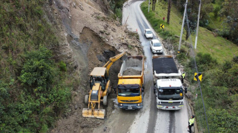 Trabajos para retirar la tierra de la vía Loja-Malacatos, en Loja, el 17 de marzo de 2022.