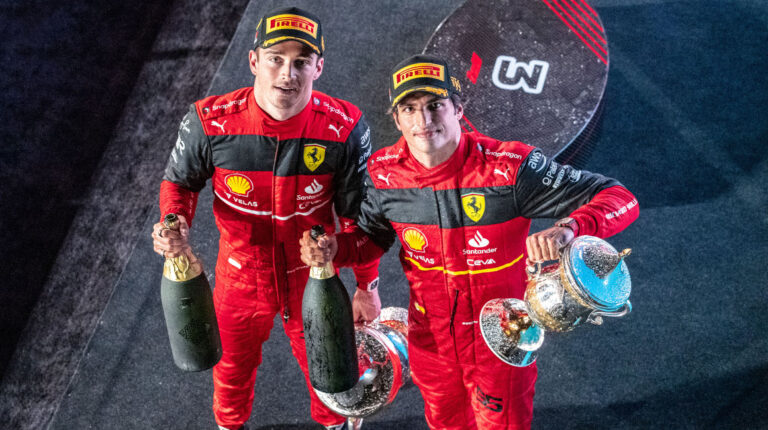 Los pilotos de Ferrari, Charles Leclerc y Carlos Sainz, celebran en el podio el '1-2' alcanzado en el GP de Baréin, el 20 de marzo de 2022.
