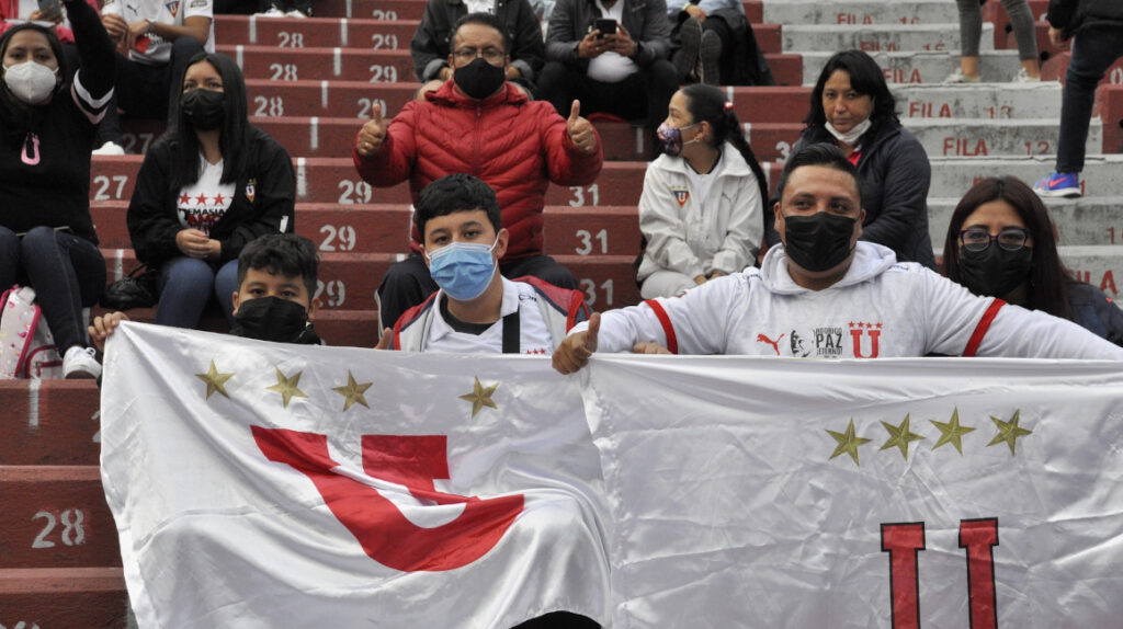 El hincha quiteño prefiere ver el fútbol por televisión antes que ir al estadio