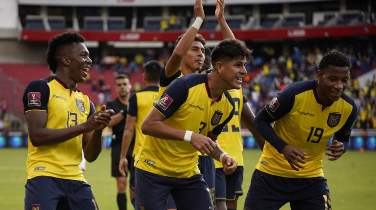 Los jugadores de la selección ecuatoriana festejan el gol de Piero Hincapié ante Venezuela, en Quito, el 11 de noviembre de 2021.