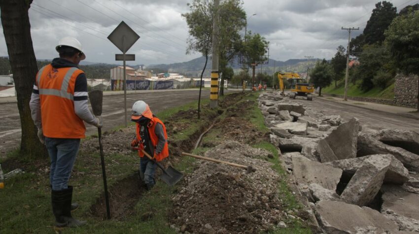 Obreros del consorcio Atenas iniciaron, el 22 de marzo de 2022, los trabajos del intercambiador de tránsito en la Avenida de las Américas, en Cuenca.