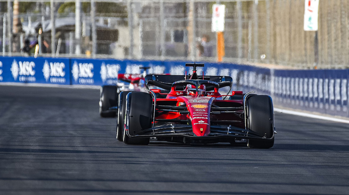 El piloto monegasco, Charles Leclerc, durante los entranmientos libres con su monoplaza de Ferrari en Yeda, el 25 de marzo de 2022.