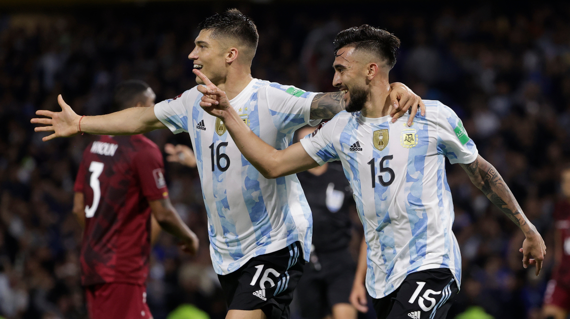 Nicolás González y Joaquín Correa celebran un gol de Argentina frente a Venezuela por la Fecha 17 de las Eliminatorias al Mundial de Caar 2022.