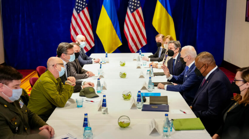 El presidente de Estados Unidos, Joe Biden (tercero de la derecha) se reunió con altos funcionarios de Ucrania, este 26 de marzo de 2022. La cita fue en Polonia.