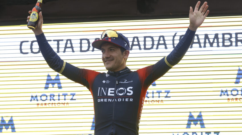 Richard Carapaz levanta sus brazos y festeja su victoria en la Etapa 6 de la Volta a Catalunya, el 26 de marzo de 2022.
