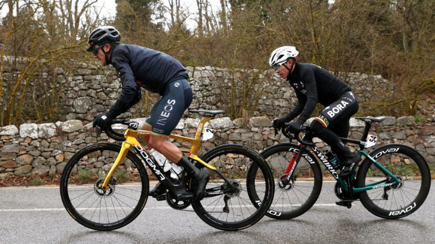 Richard Carapaz junto a Sergio Higuita, durante la penúltima jornada de la Volta a Catalunya, el 26 de marzo de 2022.