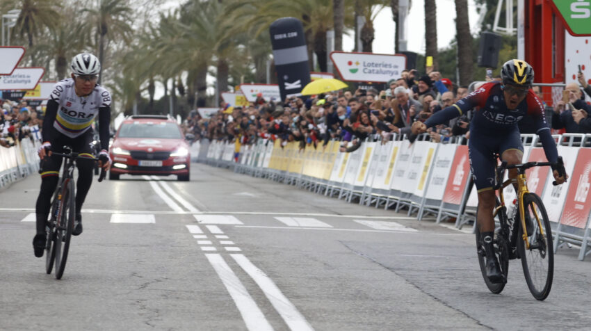 Richard Carapaz llega a la meta de la Etapa 7 de la Volta a Catalunya, el 26 de marzo de 2022.