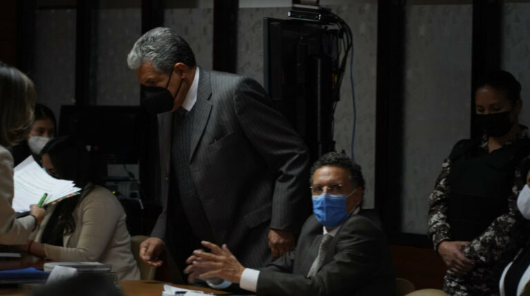 Pablo Celi y su abogado, Marcelo Ron, en la audiencia de formulación de cargos por cohecho, el 28 de marzo de 2022, en la Corte Nacional.