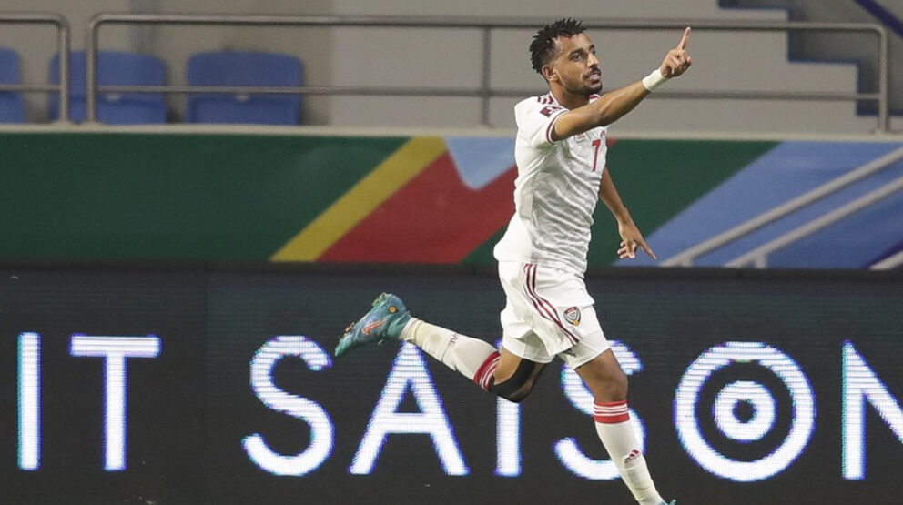 Hareb Abdullah, de los Emiratos Árabes Unidos, en el partido ante Corea del Sur por la clasificación al Mundial de Catar 2022.