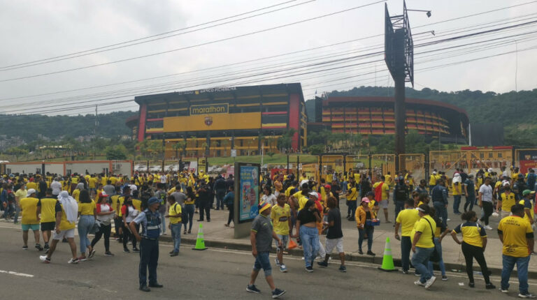 Aficionados de Ecuador en las afueras del Estadio Banco Pichincha, previo al partido de Ecuador-Argentina por las Eliminatorias al Mundial de Catar, el 29 de marzo de 2022.