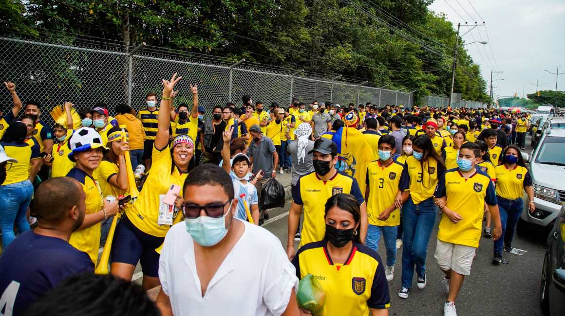Hinchas de Ecuador en las afueras del estadio Banco Pichincha.