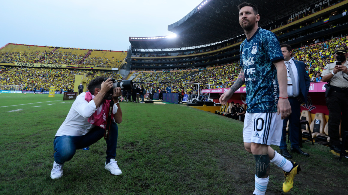 Lionel Messi sale a calentar antes de enfrentar a Ecuador, por la Fecha 18 de las Eliminatorias.