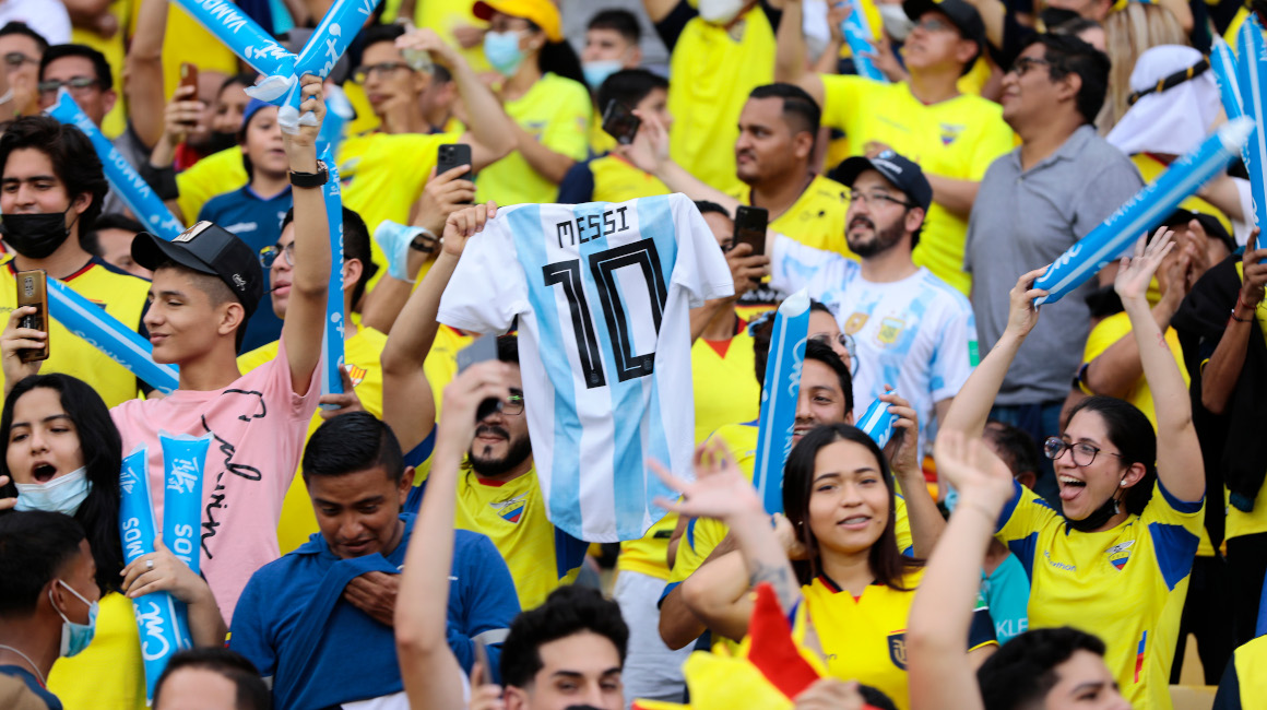 Una camiseta de Messi entre los aficionados ecuatorianos que están en el Estadio Banco Pichincha durante el Ecuador-Argentina.