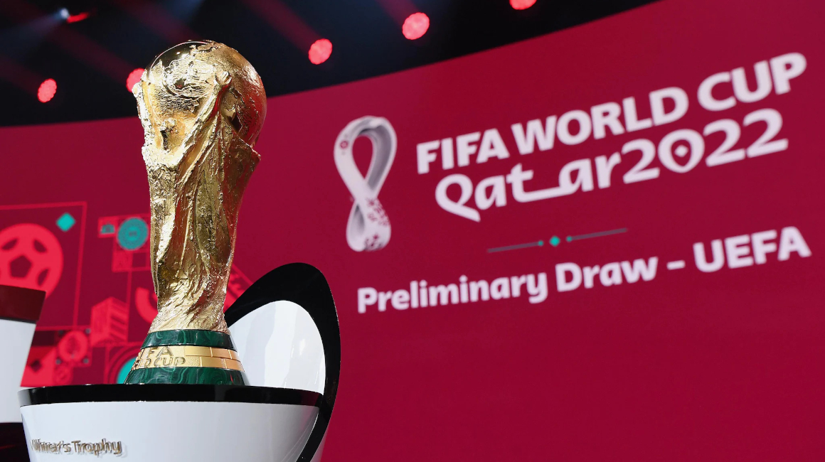 El trofeo de la Copa Mundial de la FIFA, durante el sorteo preliminar de la UEFA, en Doha, Catar.