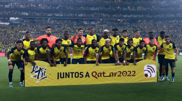 Jugadores de Ecuador posan antes del inicio del partido ante Argentino con un cartel de "juntos a Catar 2022".