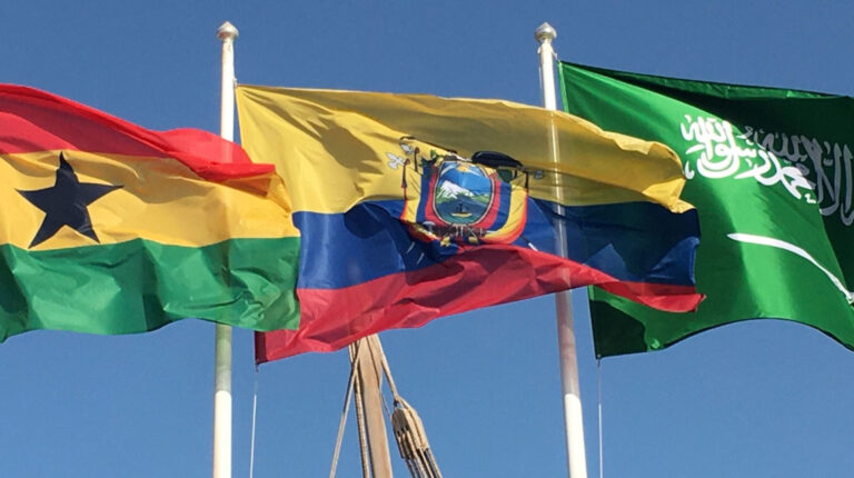 La bandera ecuatoriana, junto a la de Ghana y la de Arabia Saudita, en el Corniche de Doha, el 30 de marzo de 2022.