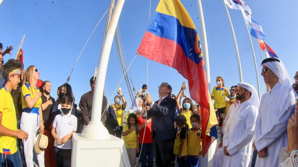 Pascual del Cioppo, embajador de Ecuador en Catar, izando la bandera en Doha, el 30 de marzo de 2022.