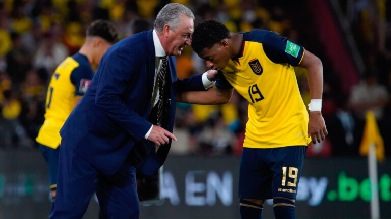Gonzalo Plata recibe instrucciones de Gustavo Alfaro durante el partido de Ecuador, ante Argentina, el martes 29 de marzo de 2022, por la Fecha 18 de las Eliminatorias al Mundial de Catar.