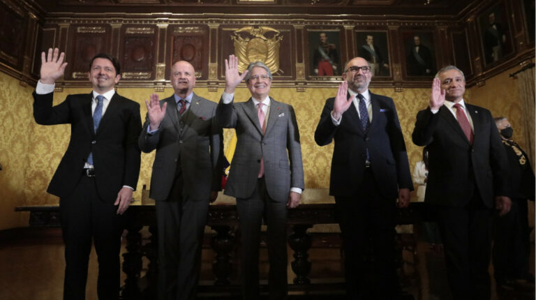 El presidente Guillermo Lasso, durante la posesión del Francisco Jiménez, como ministro de Gobierno, y Patricio Carrillo, como ministro del Interior, el 30 de marzo de 2022.
