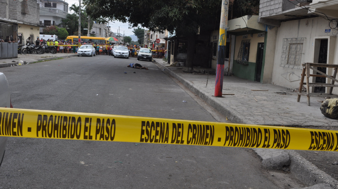 Escena del crimen cercada por la Policía Nacional en el suburbio de Guayaquil, en enero de 2022. Las ejecuciones entre bandas eleva la cifra de muertes violentas.
